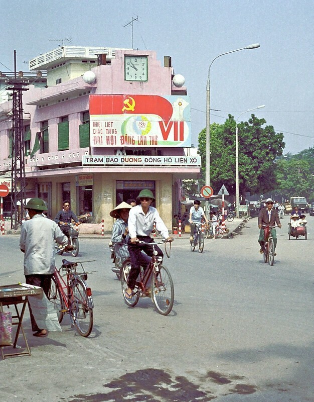 На одной из улиц в центре Ханоя в 1991 году: