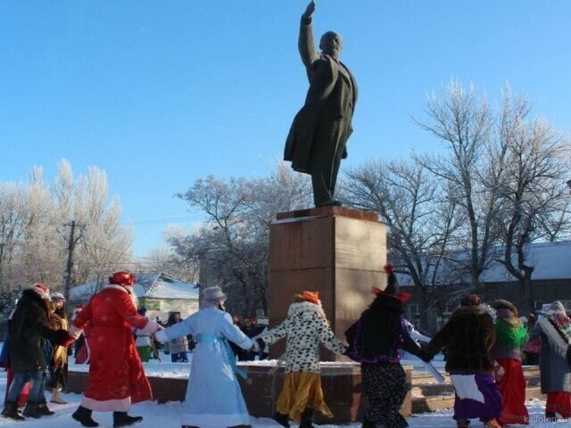 Картинки в разноцветных тонах. Выпуск 74 Предновогодняя суета