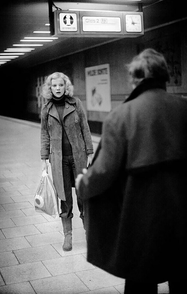 Когда захотел показать подруге новую бляху на ремне. На станции метро. Мюнхен, 1972. Фотограф Димитри Сулас