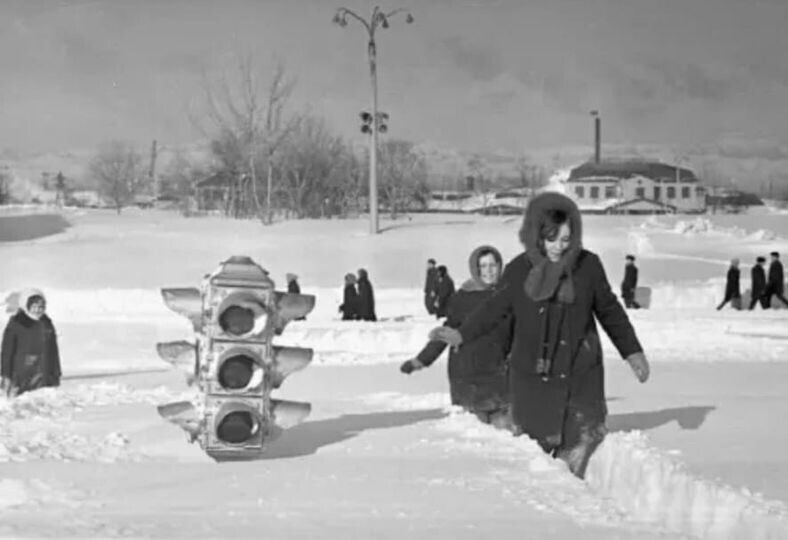 Зима 1968 года на Сахалине была, как бы это лучше сказать… снежной.  Снимок советского и российского фотографа Юрия Садовникова.