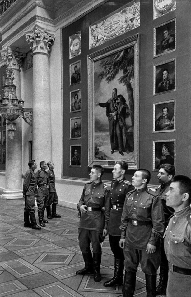 Военнослужащие Ленинградского военного округа на экскурсии в Государственном Эрмитаже, 1952 г.