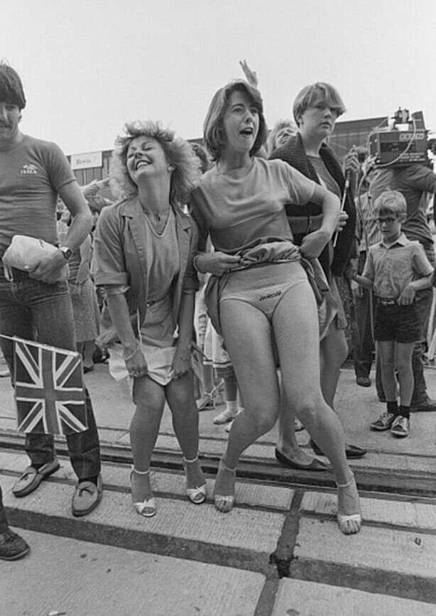 Чопорные британские леди встречают авианосец HMS Invincible вернувшийся с Фолклендов. Портсмунд 17 сентября 1982 год