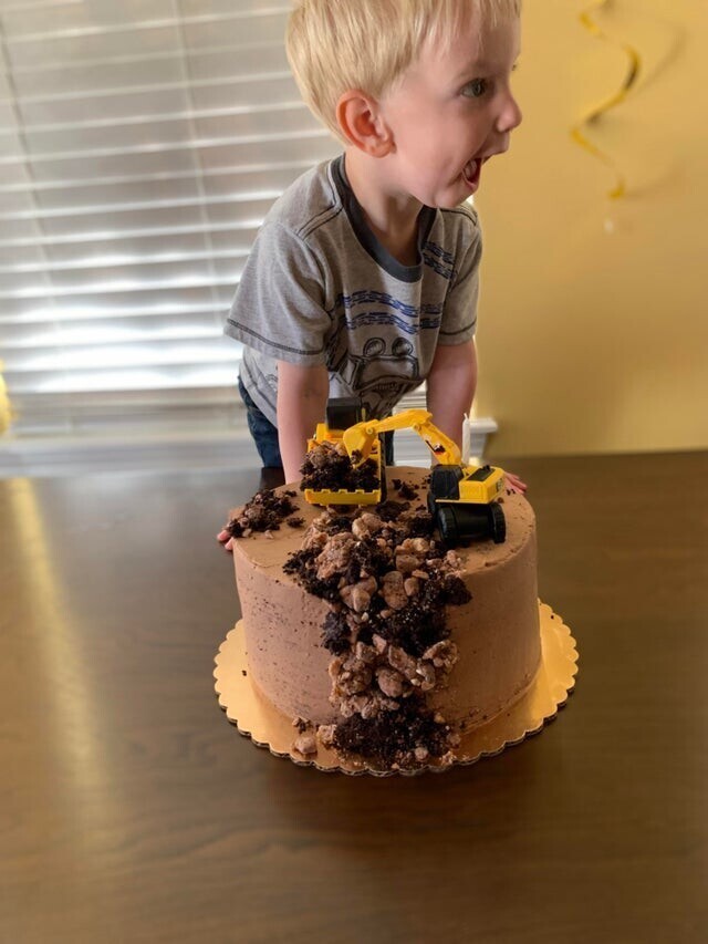 Наш сын в восторге от "строительного торта"
