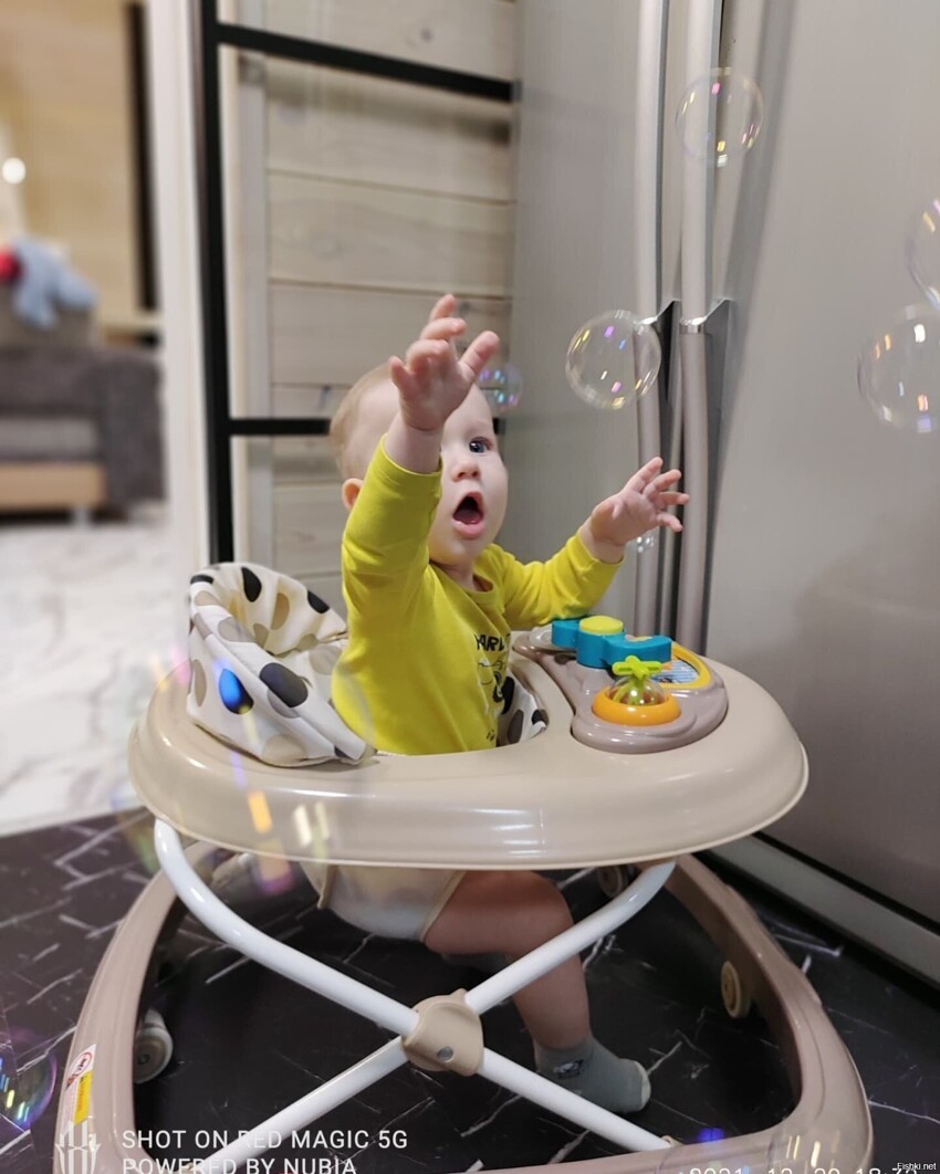 Малышке первый раз показали что такое пузыри - смотреть это нечто, познаёт ми...