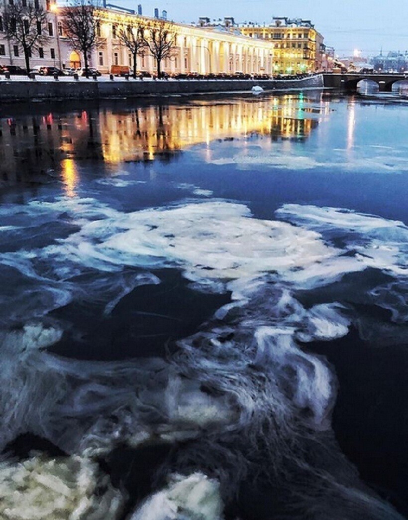 10 фото «ледяного сала», которым заволакивает реки России
