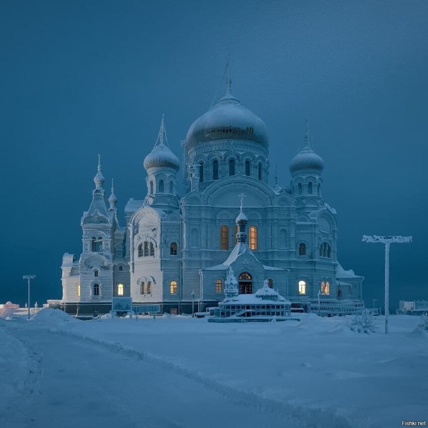 Зимнее утро монастыря