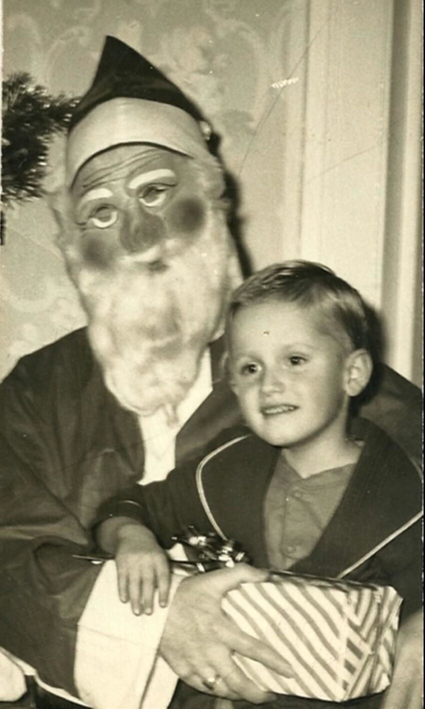 Когда Санта пугает: подборка старых фото с не самым веселым Дедом Морозом
