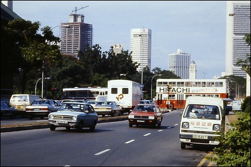 На улицах Сингапуре тоже полный аншлаг, но личный автомобиль пока ещё составляет не менее половины потока, 1981: