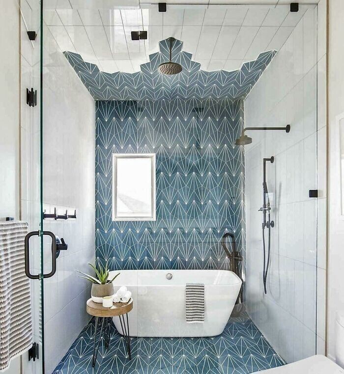 11. Ванная комната с геометрической голубой плиткой, поднимающейся по потолку