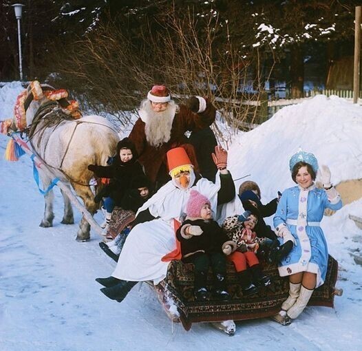 Катание на санях в детском городке на ВДНХ. 1979 г.