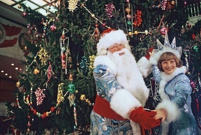 Дед Мороз и Снегурочка танцуют у новогодней елки в Кремлевском Дворце съездов на молодежном балу. 1978г.