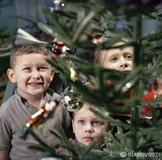 Дети у новогодней елки. СССР. 1966 г. 