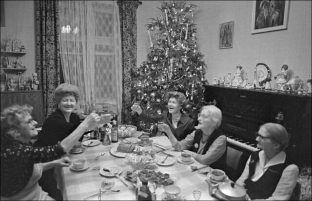 Ночь воспоминаний. Собрались бабули Новый год встречать.