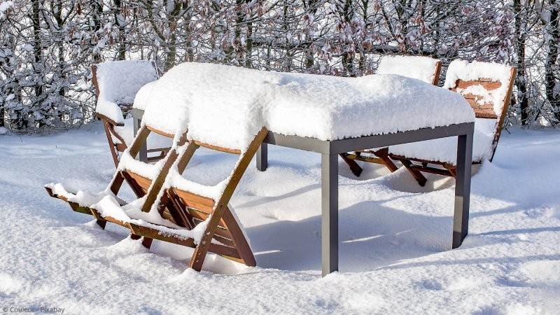 Можно ли оставлять садовую мебель под открытым небом зимой