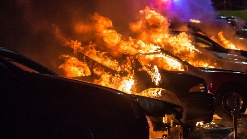 Пепел клаксонов стучит в их сердца: во Франции вновь пылают авто