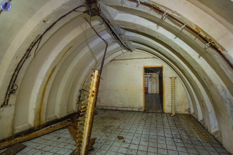 Заброшенный военный бункер командного пункта и подземного госпиталя с редкими моделями гермодверей