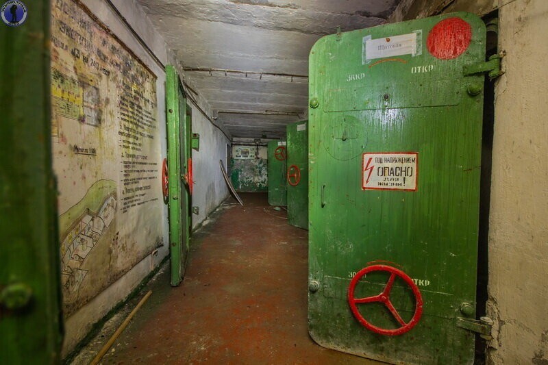 Заброшенный военный бункер командного пункта и подземного госпиталя с редкими моделями гермодверей