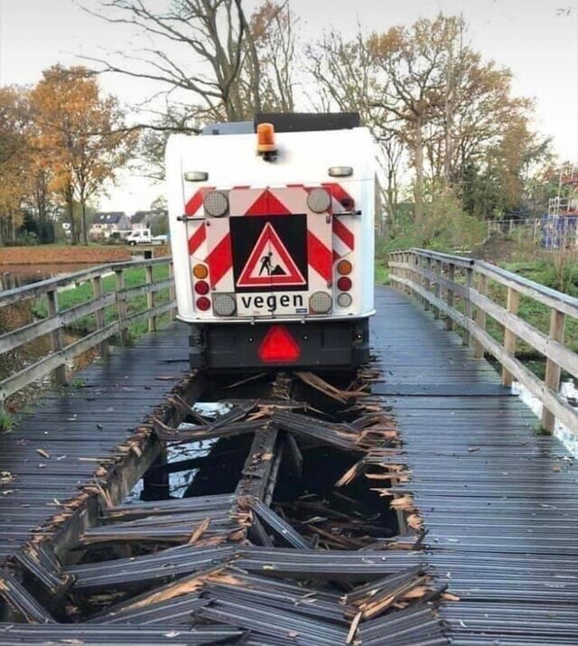 Попытка почистить деревянный мост в Голландии окончилась неудачей... полной неудачей