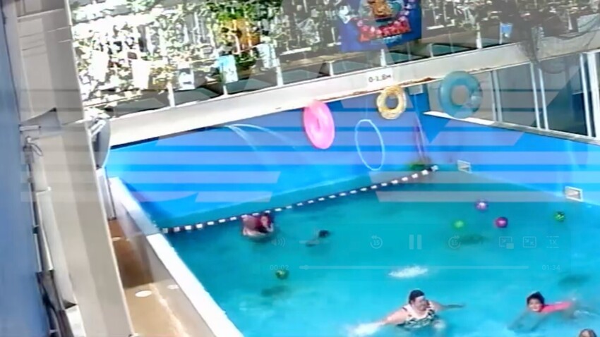 Ребенок утонул в сауне. Полный бассейн. Мальчик утонул в аквапарке. Ребенок утонул в бассейне. Мальчики в бассейне.