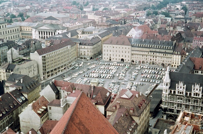 Мюнхен, одна из старых городских площадей превращена в сплошную автостоянку, 1961: