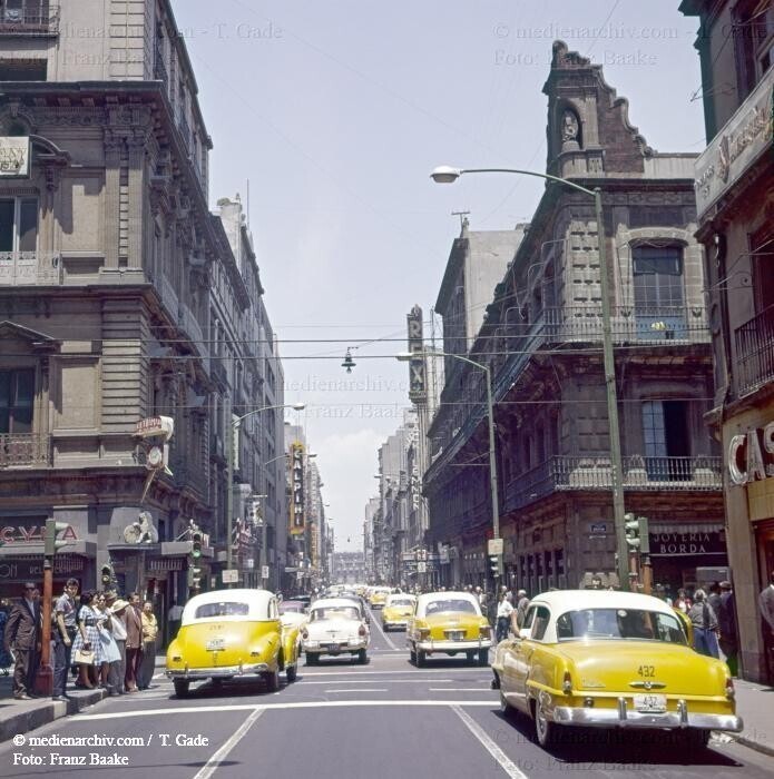 Мехико 1961 г. демонстрирует неожиданное сходство с Нью-Йорком по обилию такси в структуре уличного траффика, фотограф Frank Baake: