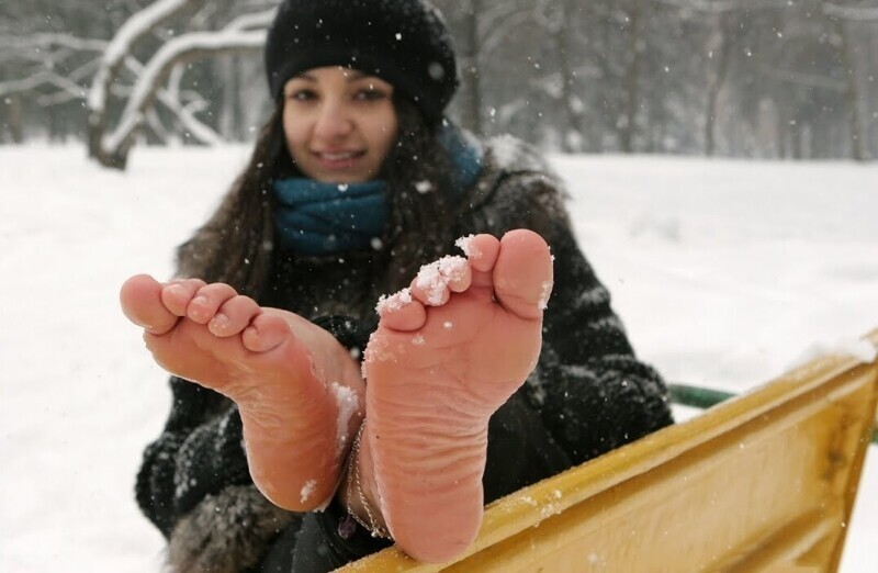 Босиком по улицам, в метро, в кафе: петербурженка живёт без обуви уже два года