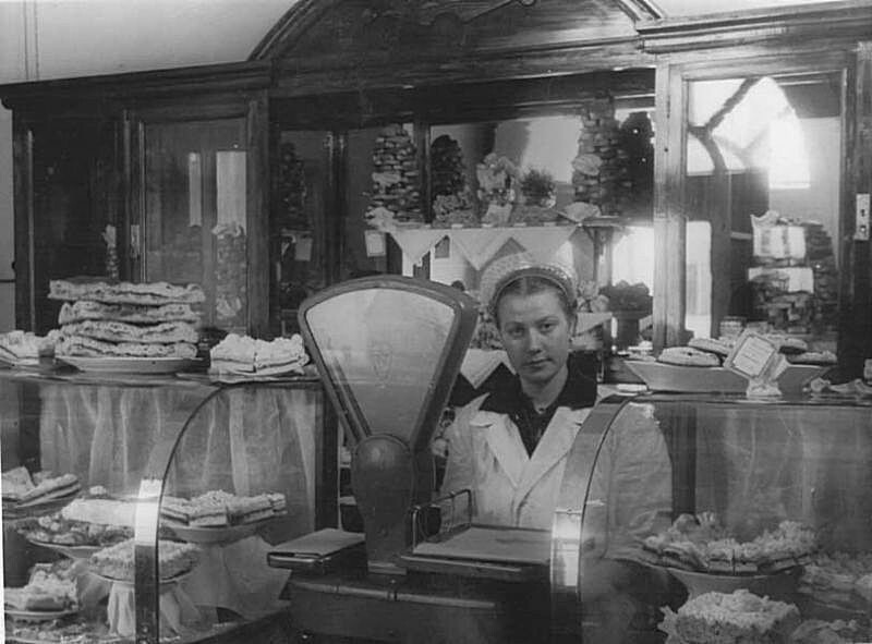 Магазин готовой продукции ресторана «Шексна». (у нас такой назывался кафетерий). 1957 г.