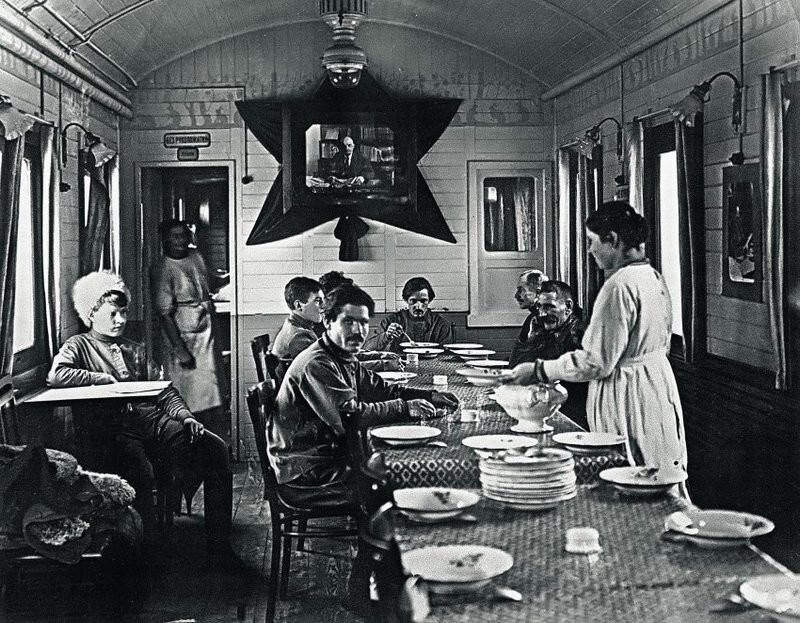 Столовая сотрудников агитпоезда Октябрьская революция. 1919 год. (Сервизы не крестьянские)