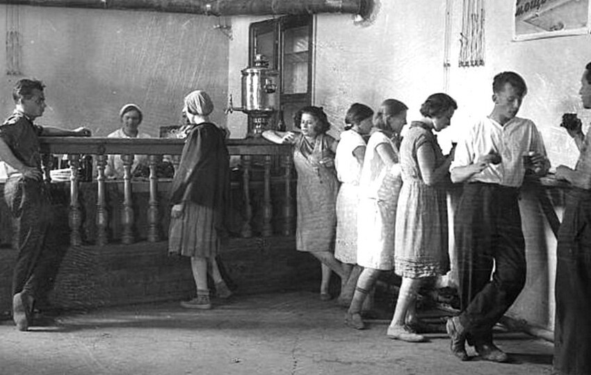 Советские студенты в одном из буфетов Москвы, 1925 г.