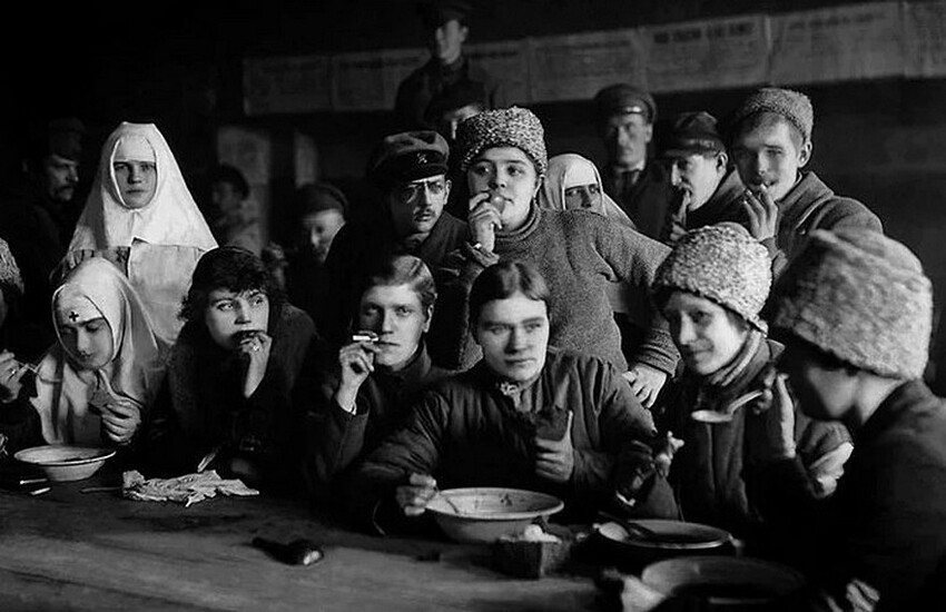 Красноармейцы и сестры милосердия на обеде, январь 1920 года