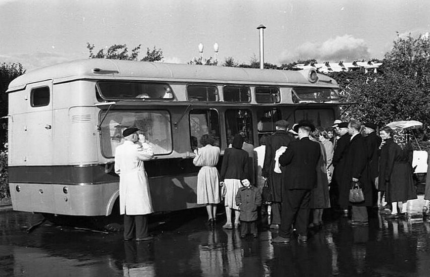 Автобус-буфет. Около 1955-59 гг.