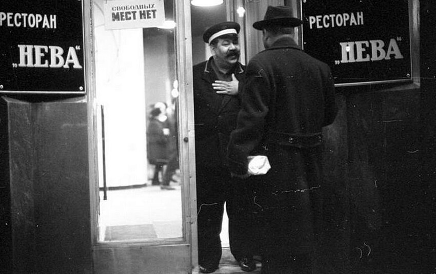  Швейцар у входа в ресторан «Нева». 1960-ые