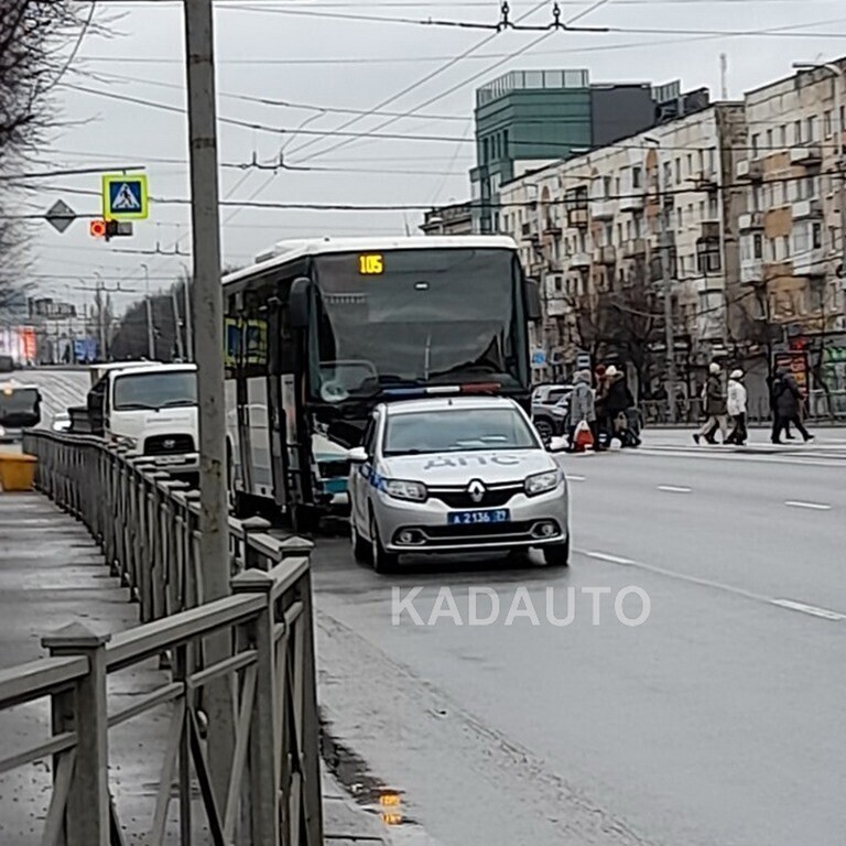 В Калининграде автобус сбил мужчину на тротуаре