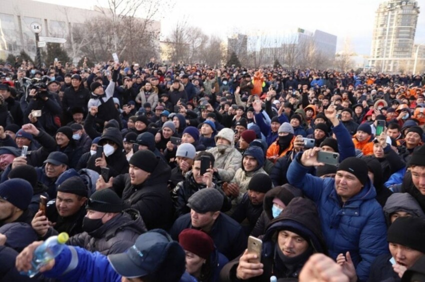 Протестующие пошли на штурм администрации Алма-Аты