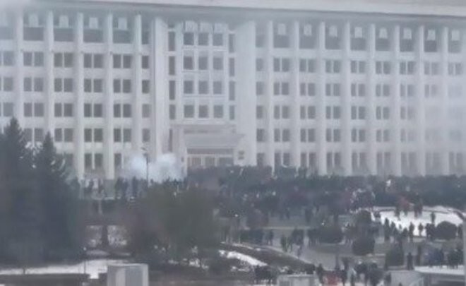 Последние новости из Казахстана: Правительство ушло в отставку, протестующие захватывают здания местной администрации