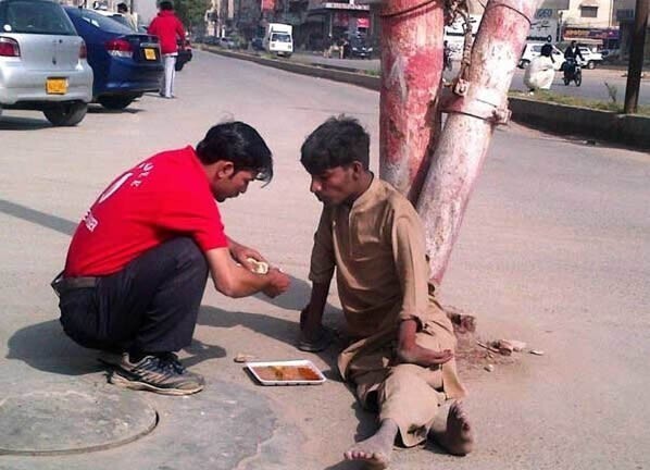 Владелец магазина в Индии принес еды нищему инвалиду