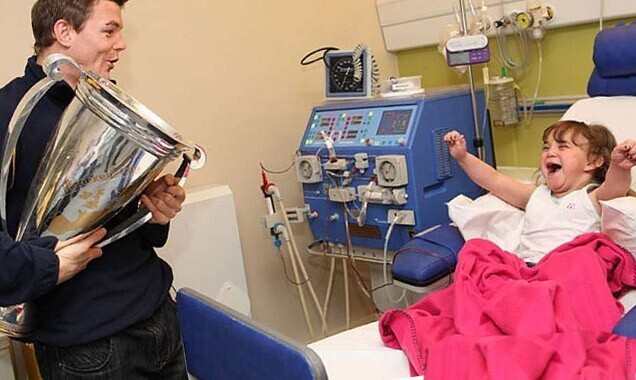 Игрок в регби Брайан О'Дрисколл специально приехал в госпиталь, чтобы навестить свою юную поклонницу