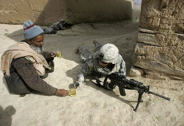 Местный житель принес солдату попить
