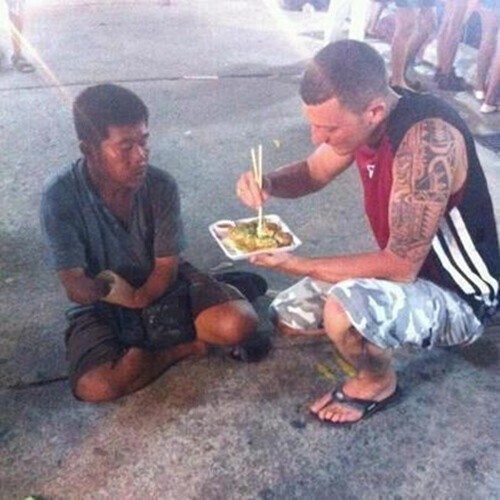 Прохожий не только купил еды нищему инвалиду, но и помог ему поужинать