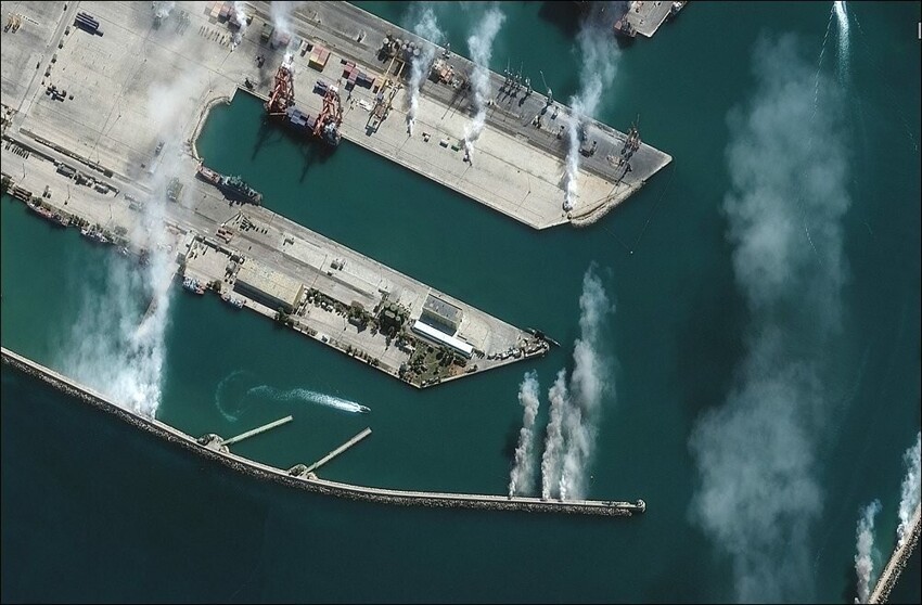 Израиль наносит удары по порту Латакия, а над российскими причалами в Тартусе поднимается дым