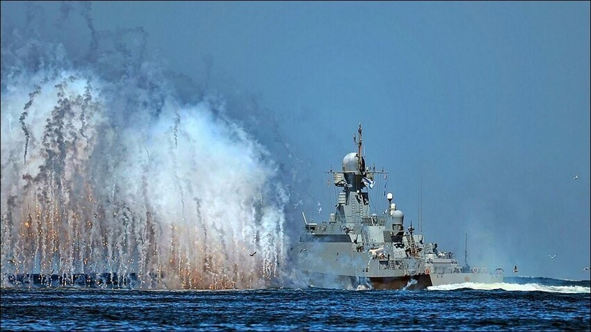 Израиль наносит удары по порту Латакия, а над российскими причалами в Тартусе поднимается дым