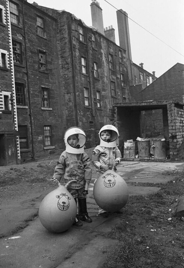 Дети в костюмах астронавтов и шарами для прыжков. Если очень захотеть... Глазго. Великобритания. 1970 г.