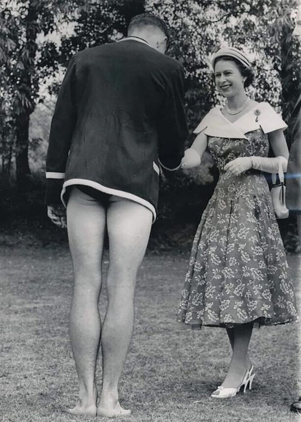 1957 год, Елизавета II пожимает руку капитану сборной по плаванию Д.Г. Оуэну.
