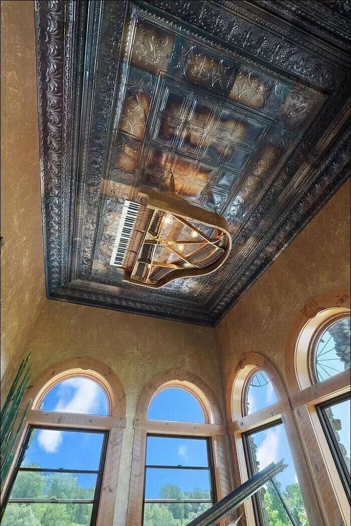 Интересно, зачем может понадобиться пианино на потолке?