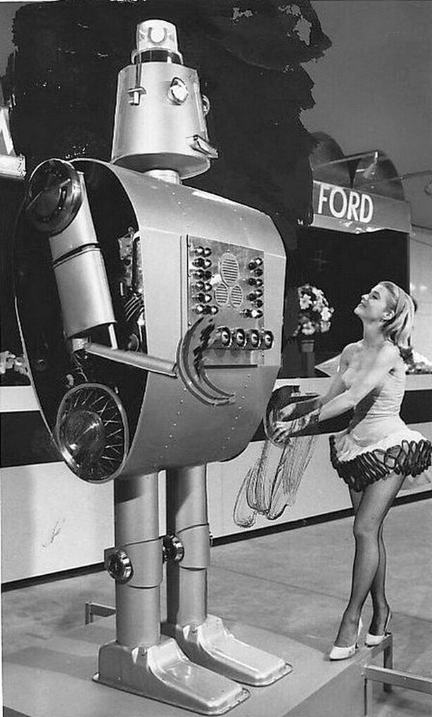 Говорящий рекламный робот Фредди Форд на автосалоне. 1964 г.