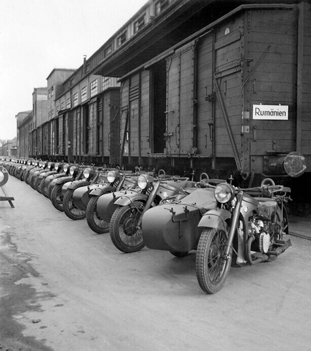 Мотоциклы BMW R12 перед отправкой на фронт. Германия, 1941 г.