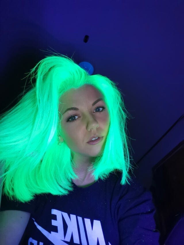 Попробовала ультрафиолетовую краску для волос. Разве не круто?