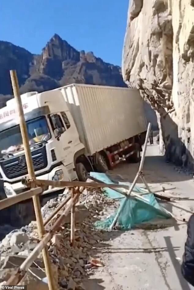 Китайский водитель чуть не уронил грузовик в бездну