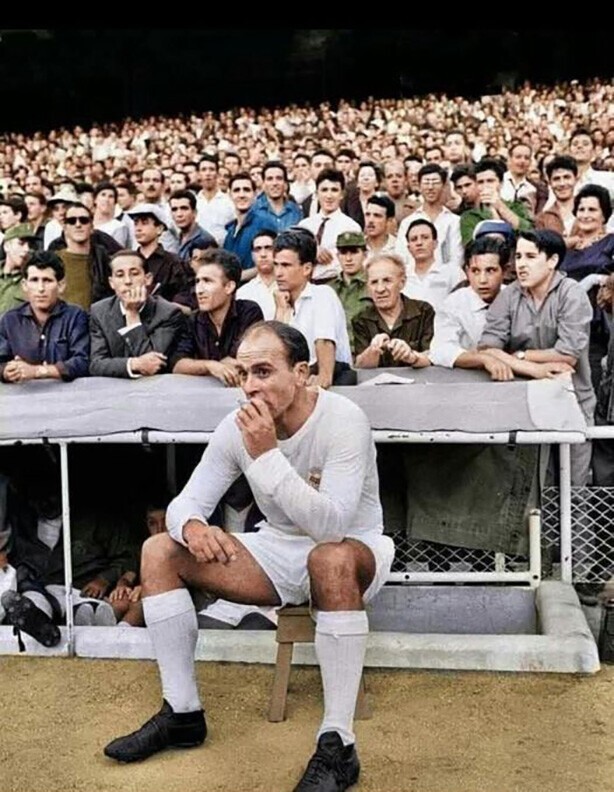 1964 год. Великий Альфредо Ди Стефано затягивается сигареткой на скамейке "Реала"