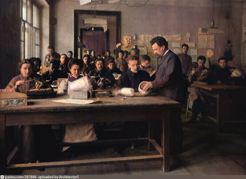 Студенты на занятиях в Строгановском училище.  1904 год.